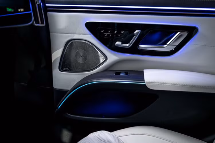 Về hiệu năng, mẫu sedan chạy điện siêu sang EQS đã được trang bị bộ pin hoàn toàn mới có công suất sử dụng là 118 kWh, tăng đáng kể so với mức 108,4 kWh và hiện bộ pin của xe đã được trang bị đi kèm với phần mềm phanh mới cho phép phục hồi năng lượng tốt hơn.