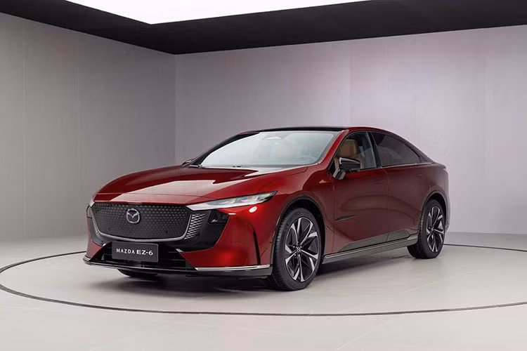 Mức giá xe Mazda EZ-6 2025 tại thị trường Trung Quốc dự đoán bán ra ừ 160.000 đến 200.000 nhân dân tệ (tương đương 561 đến 702 triệu đồng). Hiện chưa rõ ngoài thị trường tỷ dân, mẫu xe này còn được phân phối tại thị trường nào khác hay không?
