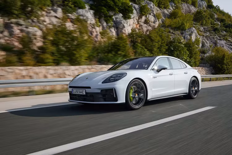 Tại Mỹ, giá xe Porsche Panamera hybrid 2024 lần lượt 115.500 USD (tương đương 2,83 tỷ đồng) và 126.800 USD (3,11 tỷ đồng). Là những xe có cụm từ “E-Hybrid” trong tên gọi, những phiên bản này đều là xe hybrid sạc điện (PHEV), kết hợp động cơ xăng với mô-tơ điện và bộ pin có thể sạc lại từ nguồn điện bên ngoài.