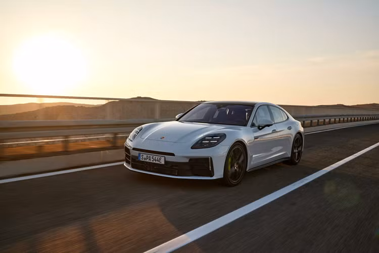 Đối với Panamera E-Hybrid và S E-Hybrid thế hệ trước, thông số này là 31 km. Lượng trang bị tùy chọn dành cho dòng Panamera vẫn dồi dào như mọi khi. Lần này còn có thêm một số hạng mục không có trong danh sách các tính năng tiêu chuẩn của các mẫu xe trước, bao gồm cửa đóng êm, ghế chỉnh 14 hướng, hệ thống sưởi vô lăng và Hỗ trợ chuyển làn đường.