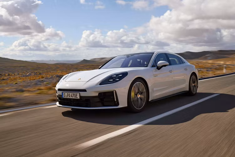 Tại thời điểm ra mắt, Porsche chỉ cho công bố thông tin về những bản tiêu chuẩn gồm Panamera và Panamera 4, cùng với 1 bản hybrid duy nhất vào lúc đó là bản cao cấp Turbo E-Hybrid. Giờ đây, hãng đã tiết lộ thêm 2 bản nữa là Porsche Panamera 4 E-Hybrid và 4S E-Hybrid.