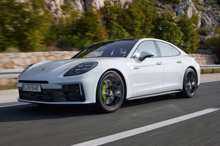 Đối với Panamera 4S E-Hybrid, những thông số này lần lượt là 354 mã lực PS, 544 mã lực PS và mô-men xoắn 750 Nm. So với chính những phiên bản này ở thế hệ Panamera trước đây, chiếc 4 E-Hybrid mới có công suất trội hơn 8 mã lực PS nhưng mô-men xoắn giảm 50 Nm.