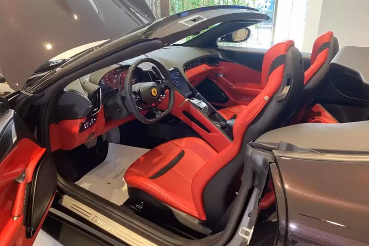 Số lượng xe Ferrari Roma tại Việt Nam hơn 6 chiếc, nhưng chỉ có đúng 1 xe thuộc bản mui trần, mui xếp vải của xe có 5 lớp, độ cách âm của nó không thua gì các xe mui xếp cứng, tiếp đến là nắp khoang chứa mui cùng màu với mui vải, chưa hết, khách hàng còn có thể cá nhân hóa phần mui mềm này với nhiều màu sắc khác nhau, cũng như chỉ khâu. Mui chỉ mất đúng 13,5 giây để hạ xuống hoặc đóng lên.