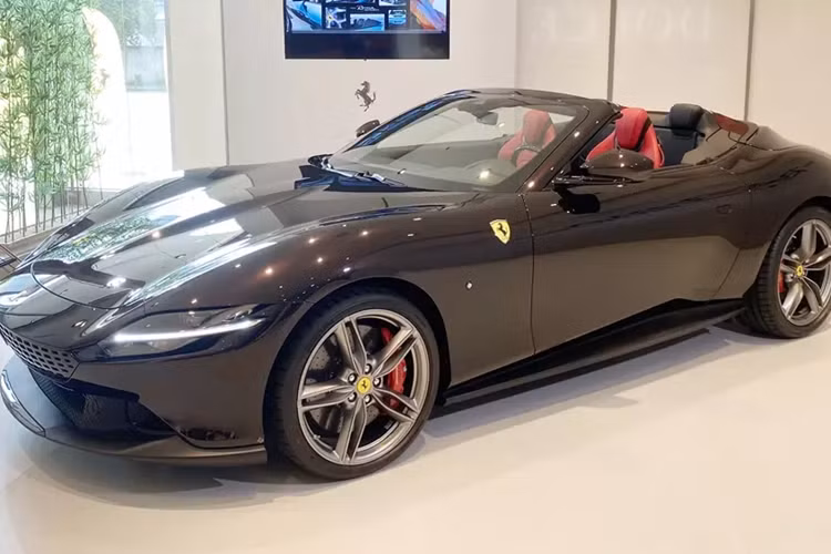 Biển số trên chiếc siêu xe mui trần Ferrari Roma Spider là 30L-738.99, được đấu giá vào ngày 06/08/2024, trong khung giờ từ 14:45 - 15:10, với mức trúng đấu giá 40 triệu đồng, đồng nghĩa chỉ có đúng 1 người quan tâm biển số này.