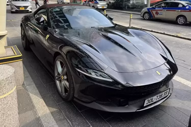 Thông tin về việc doanh nhân Hà Nội tậu chiếc siêu xe mui trần Ferrari Roma Spider đã nhanh chóng thu hút sự quan tâm của giới truyền thông trong nước, cũng như cộng đồng mạng, lý do vì đây là chiếc Ferrari Roma mui trần đầu tiên, và duy nhất đang có mặt tại Việt Nam.