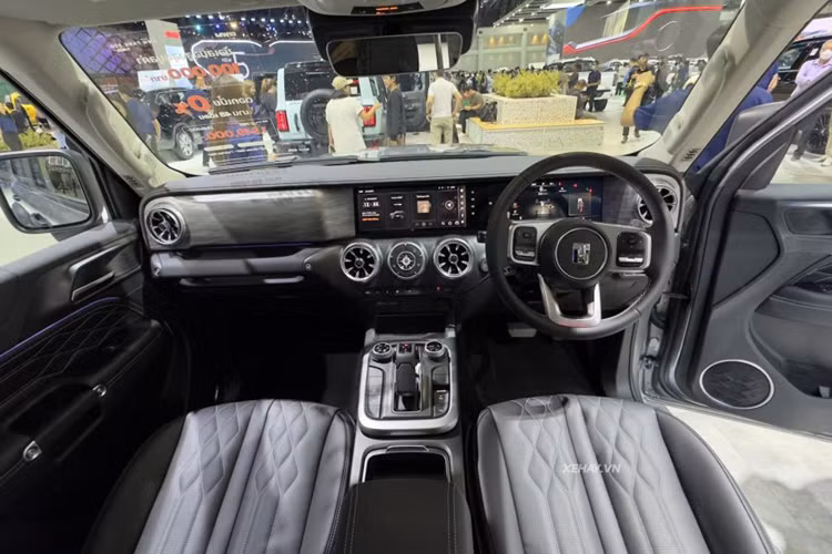 Về nội thất, khoang cabin của Tank 300 được cho là khá giống với Mercedes-AMG G 63. Xe được trang bị màn hình trung tâm và màn hình đồng hồ lái có cùng kích thước là 12,3 inch. Hệ thống âm thanh gồm 8 loa Infinity kết hợp 1 loa siêu trầm.
