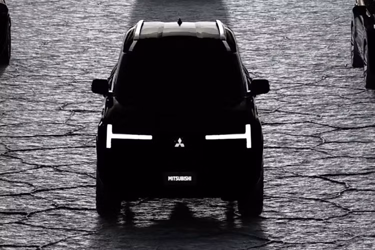 Bắt đầu với các xe ở hàng giữa, chiếc ở phía trước có vẻ như là một mẫu SUV cỡ lớn sẽ thay thế cho Pajero Sport, còn chiếc phía sau là D:X concept, nền tảng của mẫu Delica thế hệ mới. Ba chiếc xe ở phía bên trái của bức ảnh đều có vẻ là những mẫu SUV cỡ nhỏ.