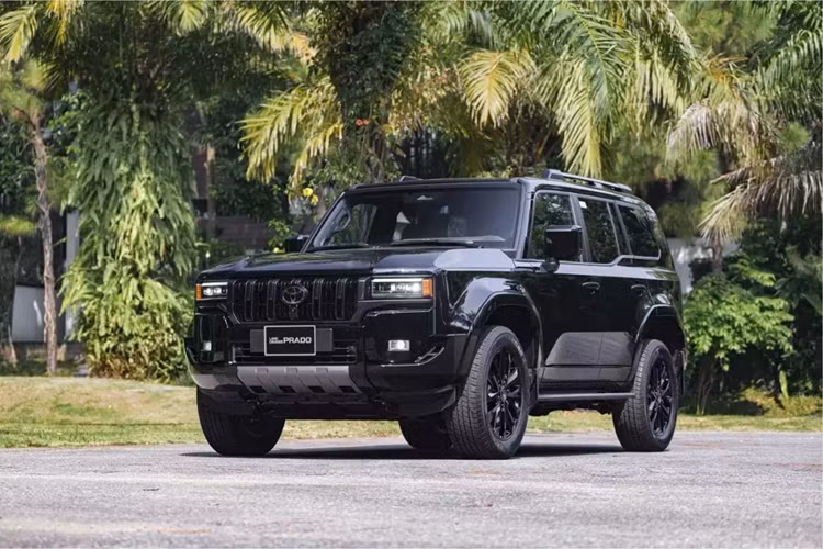Toyota Land Cruiser Prado 2025 mới kế thừa dáng vẻ bề thế với kích thước tổng thể được nâng cấp so với phiên bản tiền nhiệm. Nhờ kích thước dài x rộng x cao lần lượt là 4.925 x 1.980 x 1.935 mm và chiều dài cơ sở 2.850 mm, xe sở hữu không gian nội thất rộng rãi, thoáng đãng hơn.