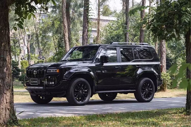 Sau hàng loạt tin đồn từ đầu năm, cuối cùng thì dòng SUV 7 chỗ Toyota Land Cruiser Prado thế hệ mới đã chính thức ra mắt Việt Nam. Mẫu xe này sẽ được trưng bày trong gian hàng Toyota tại Triển lãm Ô tô Việt Nam 2024 (VMS) khai mạc từ ngày 24/10 tới đây.