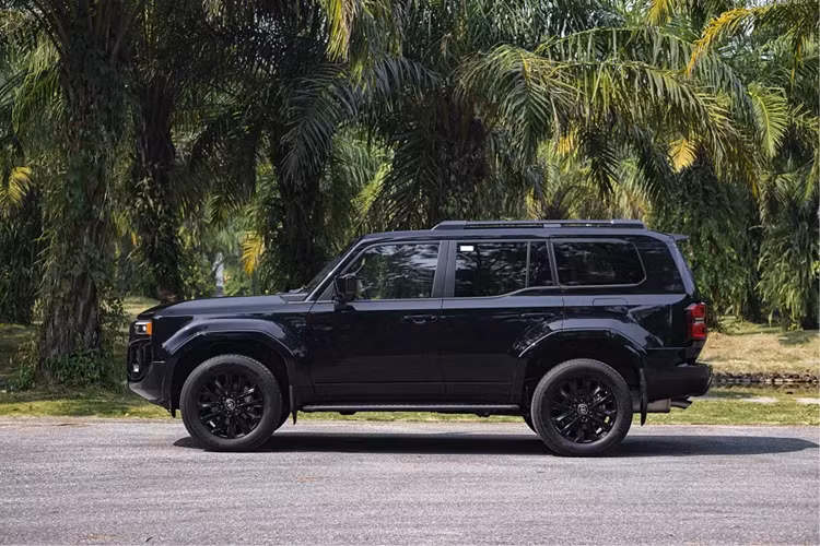 Bên ngoài, mẫu xe nhà Toyota được thiết kế với thân xe dạng hình hộp cùng các góc cạnh vát nhẵn và sắc nét. Phần đầu xe vuông vức với lưới tản nhiệt gồm các thanh dọc to bản sơn đen, cụm đèn chiếu sáng LED hình chữ nhật hoàn toàn mới với công nghệ đèn chiếu xa tự động thích ứng và cụm đèn hậu LED tạo hình hiện đại.