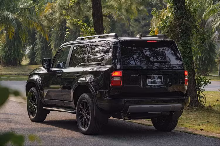 Bên cạnh đó là gương chiếu hậu chỉnh điện/sấy gương/tự điều chỉnh khi lùi, vành la-zăng nhôm đúc 20 inch với thiết kế 6 chấu kép màu đen thể thao hơn, cửa cốp sau mở lên thay vì mở ngang như thế hệ cũ, tích hợp mở cốp rảnh tay (đá cốp) và ô cửa kính cốp sau có thể mở riêng giúp việc lấy đồ thuận tiện hơn tại các khu vực chật hẹp.