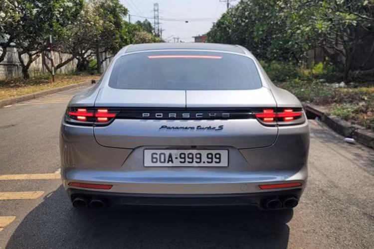 Chiếc xe Porsche Panamera Turbo S biển ngũ 9 này có khả năng tăng tốc từ 0 - 100 km/h trong 5,7 giây, tốc độ tối đa 264 km/h. Mức tiêu hao nhiên liệu trung bình ở mức 7,5 lít/km.