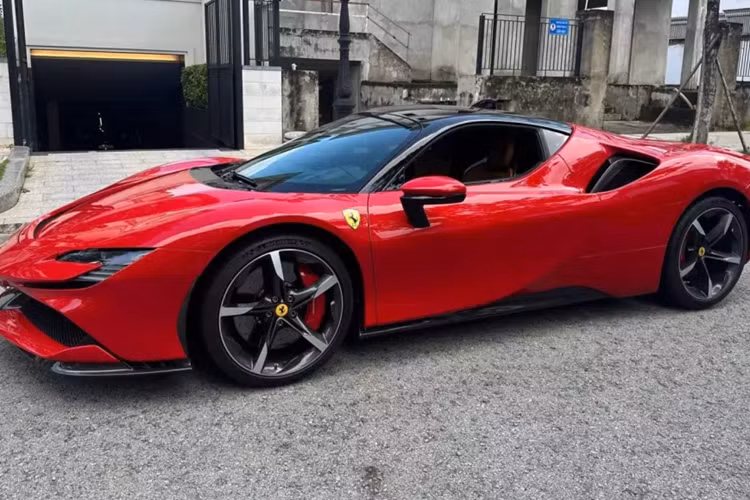 Ngày 27/9 vừa qua, giới mê xe tại Hà Nội đã có dịp vui mừng vì sắp đón 1 chiếc siêu xe Ferrari SF90 Stradale về Hà Nội định cư, cụ thể đây là 1 trong 5 chiếc SF90 Stradale đầu tiên về Việt Nam và thuộc đời 2022.