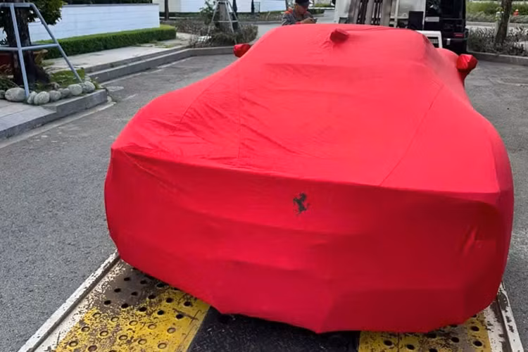 Ferrari SF90 Stradale có thể tăng tốc từ vị trí xuất phát lên 100 km/h trong thời gian 2,5 giây trước khi đạt vận tốc tối đa 340 km/h.
