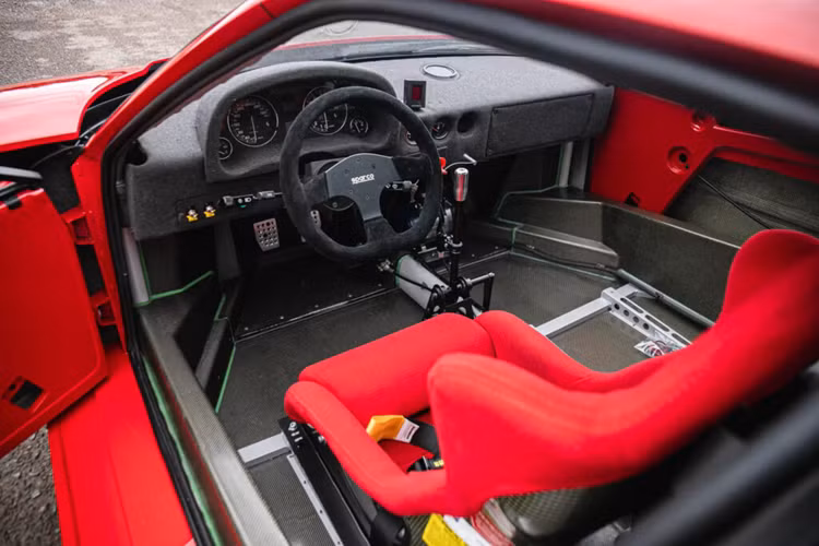 Mặc dù hai động cơ Ferrari hoàn toàn khác nhau nhưng trên thực tế, mức công suất của hai mẫu xe có phần tương tự với mức 478 mã lực cho động cơ V12 và 471 mã lực cho động cơ V8.