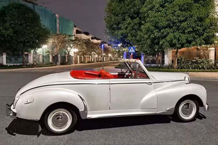 Vào đầu năm 1954, người ta nhận thấy rằng ở Pháp, 203 mất giá chậm hơn bất kỳ chiếc xe Pháp nào khác thường có, nhờ sự kết hợp của các ưu điểm bao gồm động cơ đáng tin cậy, tiết kiệm, mức trang bị được đánh giá tốt bao gồm cửa sổ trời, khả năng cơ động tốt nhờ bán kính quay vòng hẹp bất thường, và bất chấp hộp số khá không thân thiện, trong mùa hè năm 1954 sẽ được thay thế bằng hộp số "C2" đồng bộ hoàn toàn mới của Peugeot.