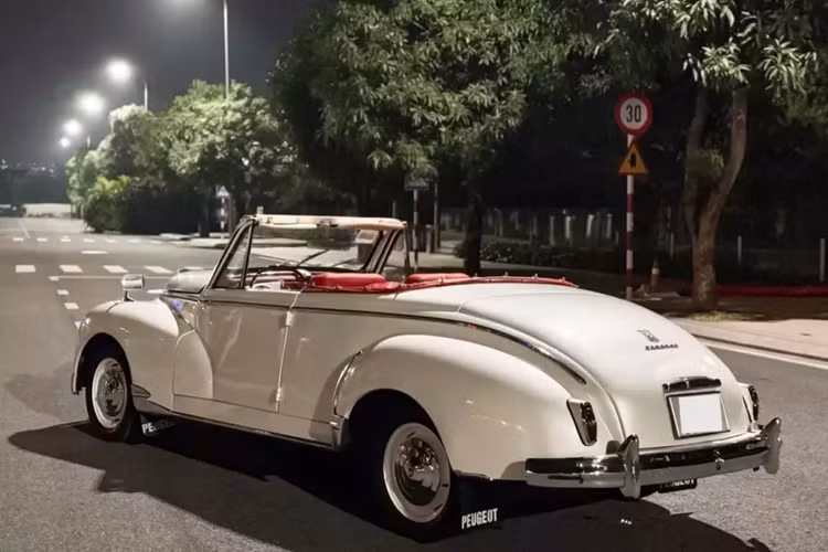Vào thời điểm 203 ngừng sản xuất, phiên bản rút gọn này của Peugeot 403 được giới thiệu để thay thế cho mẫu 203, mặc dù có thể lập luận rằng mẫu Peugeot 304 dẫn động cầu trước rộng rãi 1300 cc, chỉ xuất hiện vào năm 1969, hoặc thực sự là mẫu Peugeot 204 được đặt tên tiếp theo đã chiếm lĩnh trực tiếp hơn thị trường ngách mà mẫu 203 đã tạo ra vào đầu những năm 1950.