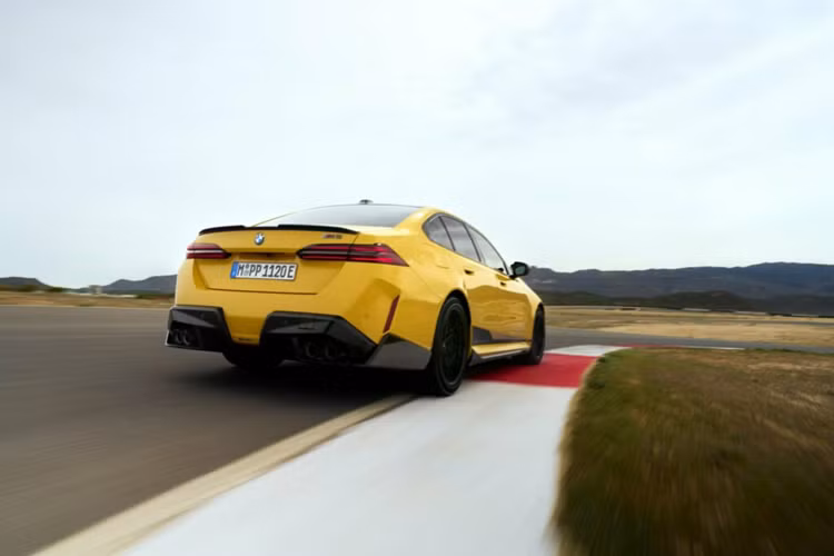 BMW cũng mở bán các chi tiết trang trí phù hợp cho ống xả hình tứ giác được làm từ hỗn hợp titan và sợi carbon, có logo M5 được in nổi.Xe được trang bị bộ bodykit có thể được kết hợp với các decal dán hông xe M Performance tùy chọn màu Frozen Black.