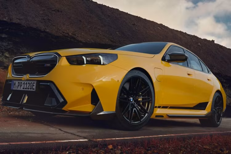 Danh mục Phụ tùng BMW M Performance cho BMW M5 bao gồm bộ chia phía trước nổi bật hơn, phần mở rộng cánh gió khí động học với các cánh tản nhiệt tích hợp, cánh lướt gió phía sau lớn hơn và bộ khuếch tán phía sau hai phần.