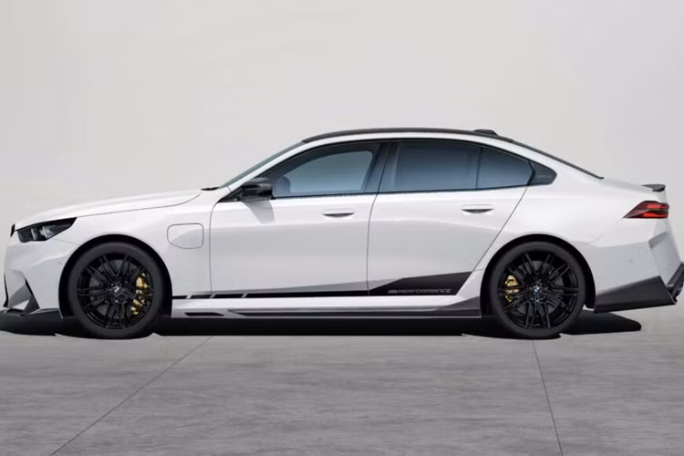 Xe cũng được trang bị thêm túi đựng lốp BMW M để cất giữ bộ lốp theo mùa nếu khách hàng có nhu cầu. Hiện tại, thương hiệu chưa công bố giá bán chi tiết cho phiên bản M Performance.