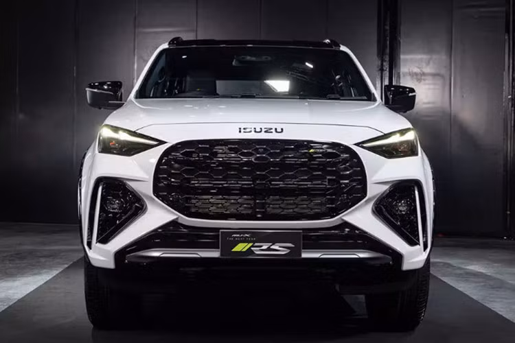 Với những cải tiến này, Isuzu MU-X 2025 dự kiến sẽ về Việt Nam vào cuối năm nay. Mẫu SUV này hứa hẹn sẽ tiếp tục cạnh tranh sòng phẳng với Toyota Fortuner, Mitsubishi Pajero Sport hay Nissan Terra… Tuy nhiên, doanh số Isuzu MU-X được dự đoán khó tăng mạnh, bởi tại thị trường Việt, mẫu xe này luôn nằm trong top ế nhất.
