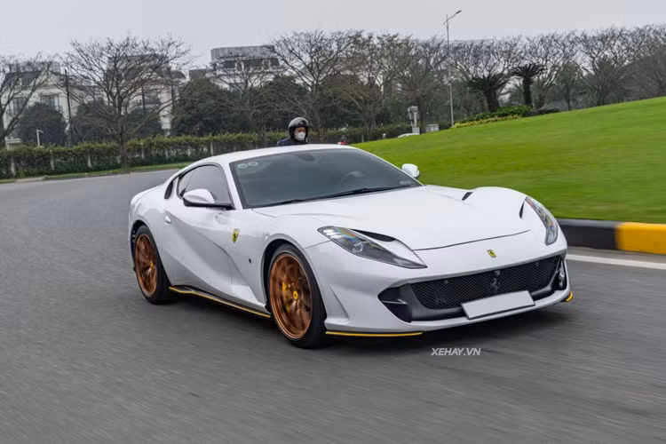 Cham mat Ferrari 812 Superfast hon 25 ty “trang Ngoc Trinh