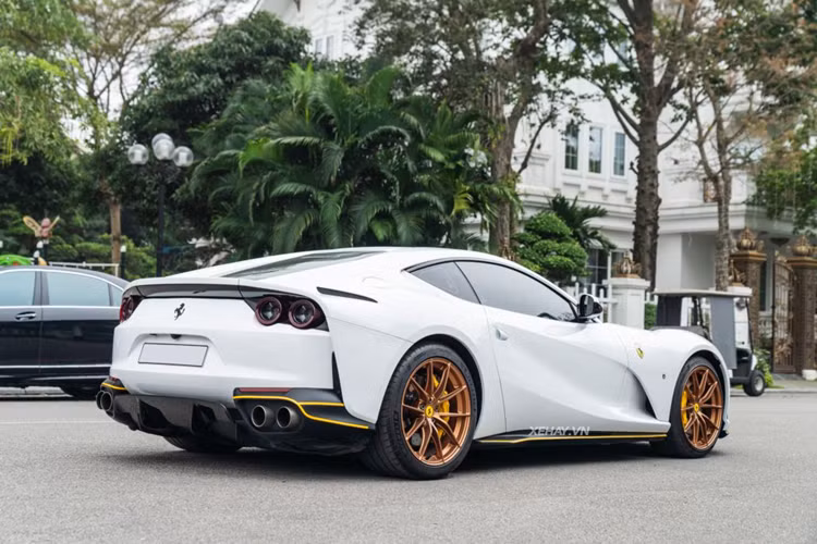 Ferrari 812 Superfast được bố trí dẫn động cầu sau nhằm duy trì truyền thống lâu đời của hãng. Đây cũng là một trong những động cơ hút khí tự nhiên mạnh mẽ nhất trên thế giới.