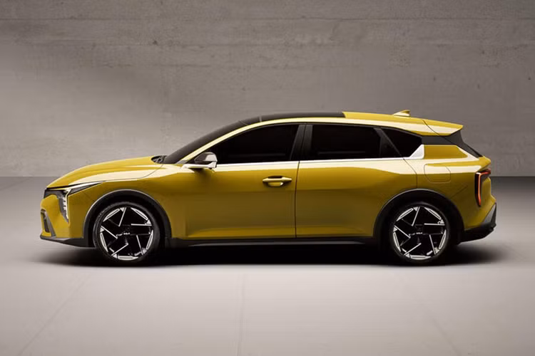 Phát ngôn viên của Kia UK chia sẻ với Autocar rằng, dòng xe này xuất hiện tại Đức không có nghĩa chắc chắn nó sẽ được bán ở châu Âu và hiện tại hãng chưa có kế hoạch về việc này. Tuy nhiên, phiên bản hatchback của Kia K4 đã được xác nhận một cách khéo léo khi xuất hiện thoáng qua trong video ra mắt xe hồi tháng 3.