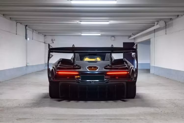 Lanzante cũng đã trang bị cho xe phần vô lăng bằng sợi carbon cùng nhiều chi tiết trang trí khác. Ngoài ra, xe cũng được trang bị đi kèm một số phụ kiện như cặp tai nghe phục vụ việc đua xe.