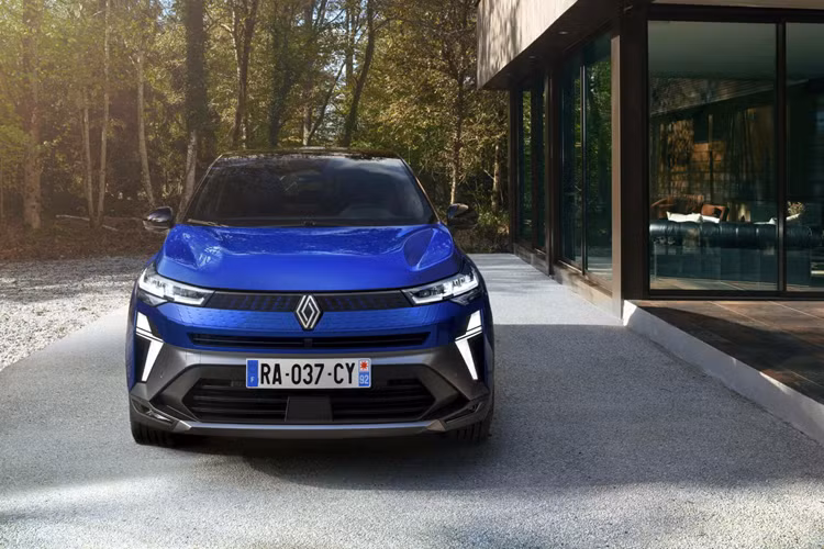 Cấp độ cấu hình cao nhất của dòng xe Captur trước đây là RS Line, nhưng kể từ đời 2024 này được loại bỏ và thay thế bằng bản Esprit Alpine. Những chi tiết đặc trưng bao gồm cản màu xám Slate Gray, một số họa tiết trang trí màu đen bóng và bộ mâm 19 inch với kiểu dáng độc quyền.