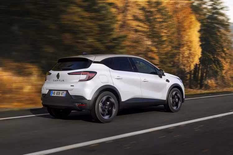 Đội ngũ thiết kế hướng đến mục tiêu làm cho Captur trở nên cao cấp hơn nên đã thay đổi phần đầu xe, cụm đèn chiếu sáng chính dùng đèn LED toàn bộ, được đi kèm với dải đèn ban ngày hình mũi tên đặt tại phần cản trước có hình khối khác biệt so với trước.