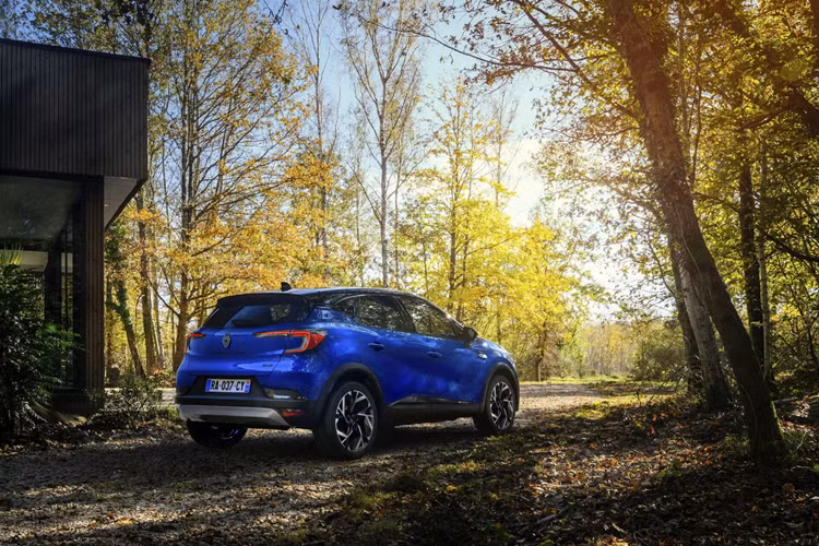 Xe vẫn được sản xuất từ nhà máy tại Valladolid, Tây Ban Nha. Giá xe Renault Captur 2024 hiện chưa được công bố. Mẫu xe này sẽ cạnh tranh với Peugeot 2008, Ford Puma, Nissan Juke, Volkswagen T-Cross, Skoda Kamiq…