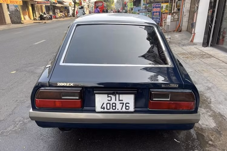 Thiết kế 280ZX có nhiều nét đặc biệt như đèn pha dạng tròn được đặt sâu trong hốc đèn, gương chiếu hậu nằm ở vị trí đầu xe thay vì gần cột A như thông thường. Hầu hết các chi tiết trên chiếc 280ZX của “vua cà phê Việt” đều được giữ nguyên bản, ngoại trừ mặt ca lăng đã được độ lại với họa tiết hình tổ ong.