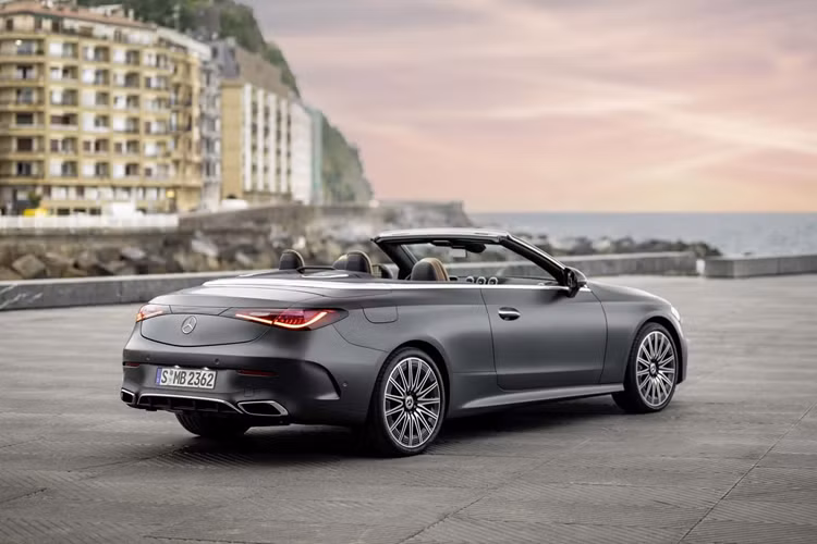 Tất cả CLE Cabriolet đều có hệ thống Airscarf và Aircap tiêu chuẩn nhằm mục đích giữ ấm cho hành khách ngồi trong xe khi mở mui.