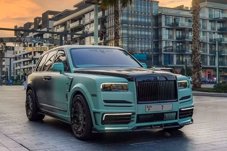 Nửa trước của chiếc SUV sang trọng có màu xanh ngọc trải dài khắp tấm chắn, tấm ốp phía trước và nửa trước của cửa. Mansory đã bổ sung mui xe bằng sợi carbon rèn với một số điểm nhấn bằng vàng bắt mắt.
