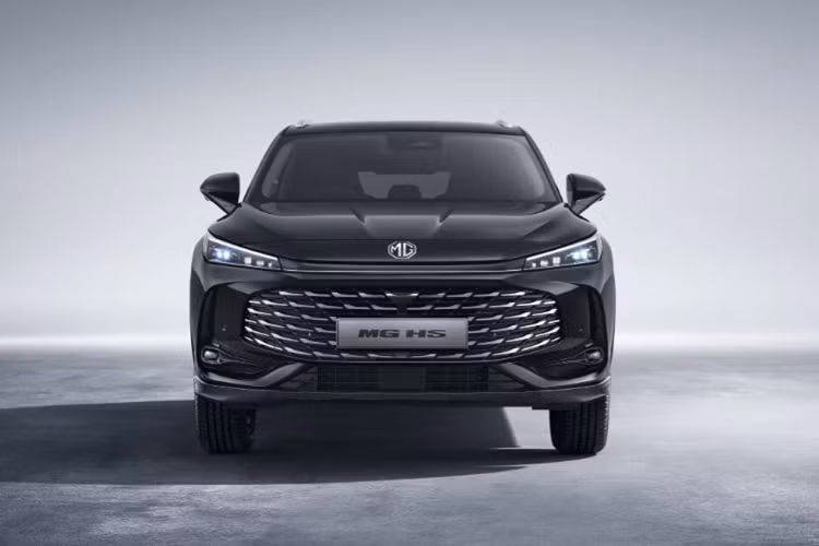 Ngoại trừ việc có thêm cánh lướt gió thì khu vực đuôi xe SUV MG HS 2025 mới cũng giống hệt so với mẫu Roewe RX5.