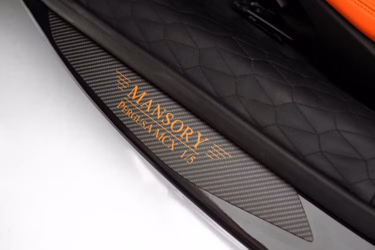 Xe cũng được trang bị bộ dây an toàn màu cam với nhãn hiệu Mansory, các điểm nhấn màu vàng trên bảng điều khiển trung tâm và các chi tiết bằng sợi carbon. Mansory cũng đã tinh chỉnh các thiết bị điện tử của động cơ kết hợp với hệ thống ống xả hiệu suất cao.