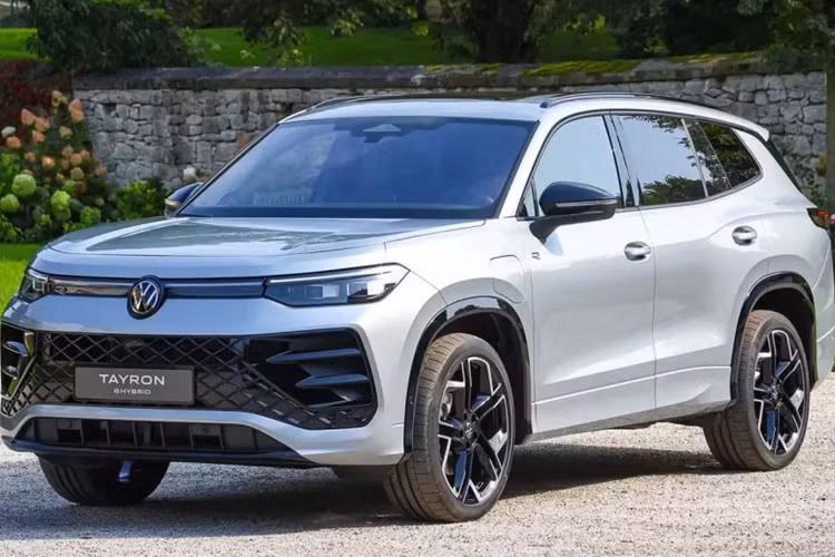 Vào hồi tháng 4/2024, hãng Volkswagen đã ra mắt mẫu SUV mới mang tên Tiguan L Pro ở thị trường Trung Quốc. Đây là dòng xe ra đời nhằm thay thế cho Volkswagen Tiguan Allspace và có tên Tayron trên thị trường toàn cầu. Sau nửa năm, Volkswagen Tayron 2025 mới dành cho thị trường ngoài Trung Quốc đã chính thức trình làng.