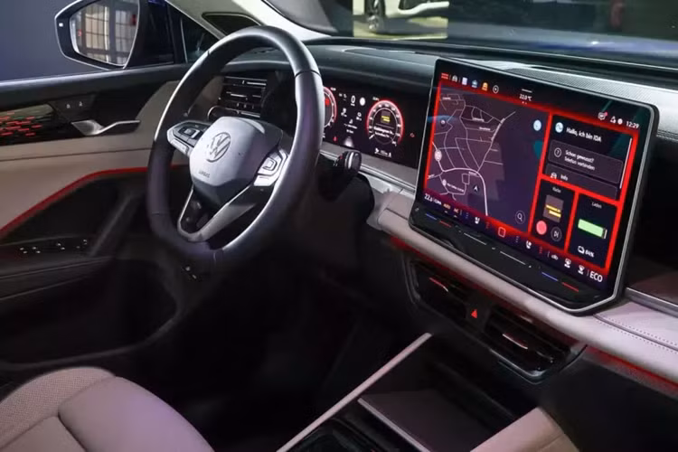 Những trang bị tiêu chuẩn của mẫu SUV hạng trung này gồm có hệ thống điều hòa tự động 3 vùng độc lập và hệ thống kiểm soát hành trình thích ứng. Nếu chi thêm tiền, khách hàng có thể trang bị các tính năng tùy chọn như Travel Assist ADAS, hệ thống kiểm soát khung gầm thích ứng, cửa sổ trời toàn cảnh Panorama, ghế làm mát/massage và hệ thống âm thanh Harman Kardon.