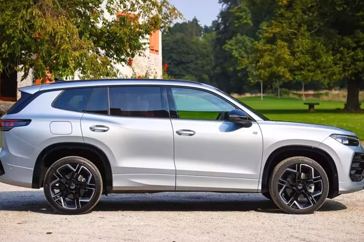 So với thế hệ cũ, mẫu SUV hạng trung Volkswagen Tayron đã được tăng kích thước và tái thiết kế. Cụ thể, Volkswagen Tayron 2025 sở hữu kích thước dài x rộng x cao lần lượt 4.770 x 1.860 x 1.660 mm và chiều dài cơ sở 2.800 mm. Mẫu xe này dài hơn 231 mm trong khi chiều dài cơ sở tăng 10 mm so với Volkswagen Tiguan Allspace.