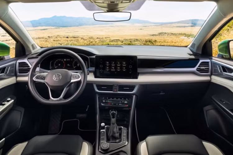 Về nội thất, Volkswagen Taos 2025 sở hữu khoang cabin hiện đại với nhiều tiện ích nổi bật như: hệ thống thông tin giải trí 8 inch mới, bảng điều khiển phía trên được tinh chỉnh, hệ thống điều hòa mới.