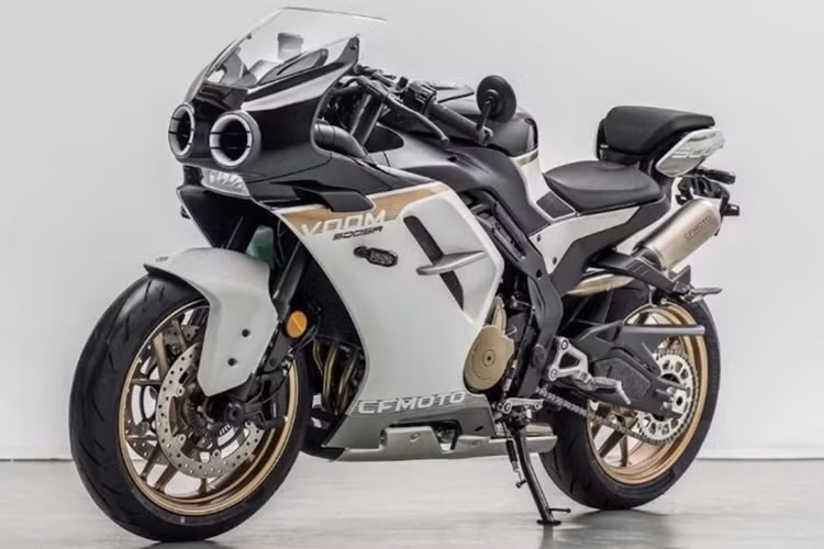  CFMOTO 500SR VOOM 2024 mới sở hữu chiều dài cơ sở là 1.394 mm, kích thước này tương đương với một chiếc siêu mô tô thể thao 600cc thông thường và nặng 194 kg bao gồm cả nhiên liệu.
