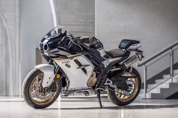 Mẫu xe môtô CFMOTO 500SR Voom mang dáng dấp đồ sộ, bề thế kết hợp cùng những đường nét bo tròn mềm mại. Phần đầu xe gây ấn tượng khi có cặp đèn tròn gợi liên tưởng đến các mẫu sportbike Nhật Bản như: Kawasaki ZXR, Yamaha FZR hay Honda CBR từ thập niên 80 của thế kỷ XX.