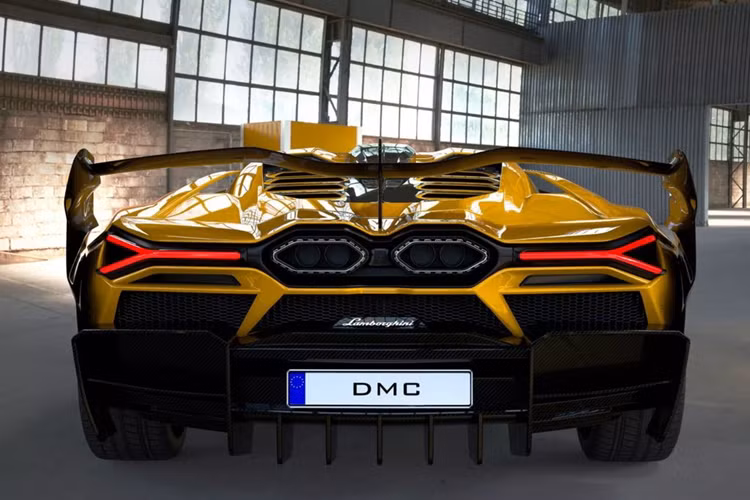 Lamborghini Revuelto được trang bị động cơ V12 hút khí tự nhiên và 3 động cơ điện, sản sinh công suất tối đa 1.015 mã lực và mô-men xoắn 1.062 Nm. Sau khi qua tay DMC, công suất của xe được tăng thêm 88 mã lực.