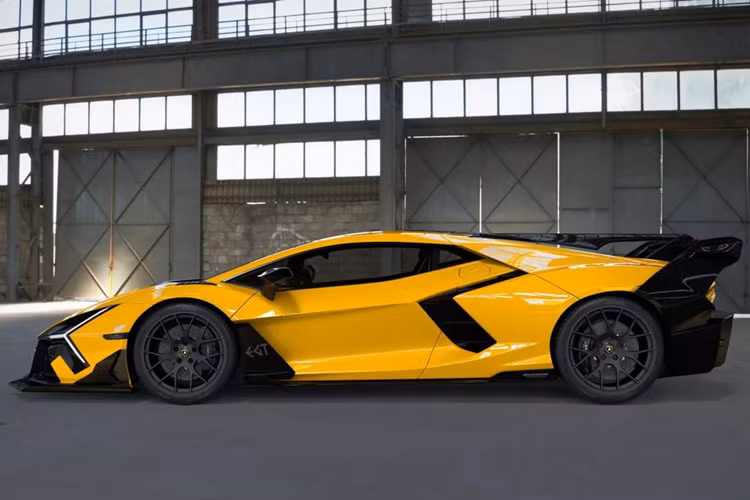Sau khi qua tay nhà độ, “ngoại hình” của siêu xe Lamborghini Revuelto hầm hố hơn với nhiều chi tiết khí động học. Xe có cản trước mới, được DMC bổ sung thêm 2 khe gió lớn trên nắp ca-pô.