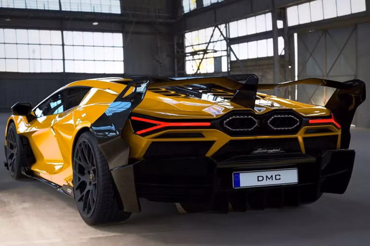 Như vậy, Lamborghini Revuelto Edizione GT có sức mạnh lên đến 1.103 mã lực. DMC không công bố hiệu suất của Revuelto Edizione GT. Nguyên bản, Lamborghini Revuelto có khả năng tăng tốc từ 0 lên 100 km/h trong 2,5 giây, tốc độ tối đa hơn 350 km/h.