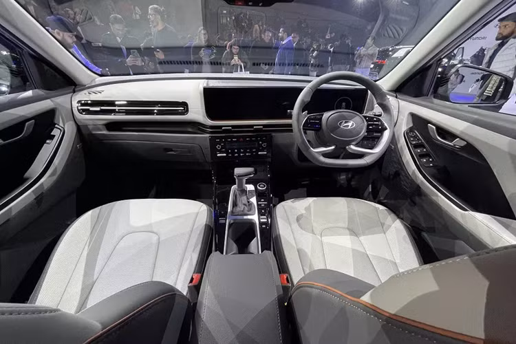 Đằng sau xe, Hyundai Creta 2024 được bổ sung cụm đèn hậu mới với tạo hình chữ "L" bên trong và nằm vắt ngang cửa cốp, tương tự dải đèn LED định vị ban ngày. Cản trước và cản sau đều đi kèm ốp màu bạc tối, mang đến hình ảnh khỏe khoắn cho xe. Bên trong mẫu SUV cỡ B này là không gian nội thất hiện đại và tiện nghi hơn.