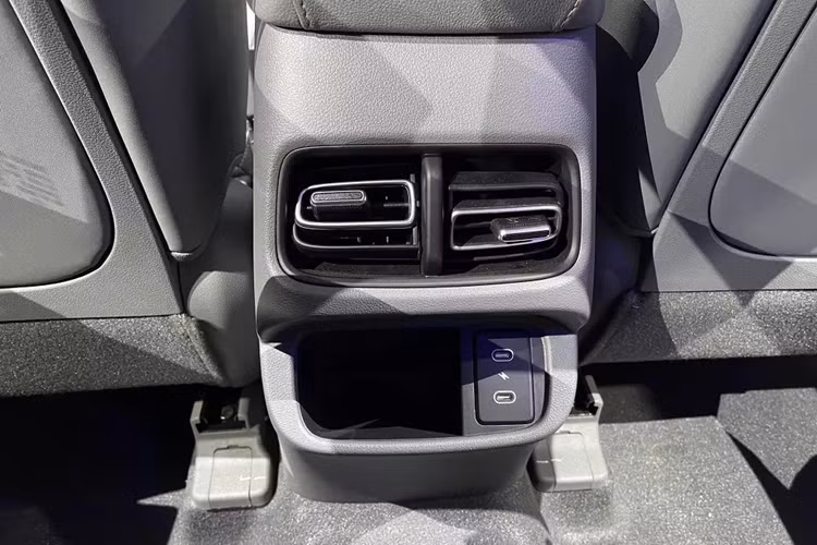 Chưa hết, hãng Hyundai còn bổ sung cửa gió mới sơn màu đen bóng mới và hệ thống điều hòa tự động 2 vùng. Hệ thống điều hòa chỉnh bằng màn hình cảm ứng nằm bên dưới cửa gió trung tâm. Khu vực hàng ghế sau của xe gần như không thay đổi, trừ cổng USB Type C mới. Khoang hành lý của xe cũng giữ nguyên thể tích cũ là 433 lít.