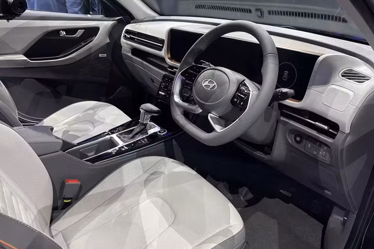 Điểm nhấn đáng chú ý nhất của khu vực nội thất là bảng đồng hồ kỹ thuật số và màn hình cảm ứng trung tâm cùng có kích thước 10,25 inch, được thiết kế nối liền với nhau thành một cụm trên mặt táp-lô. Màn hình sẽ có 3 giao diện và sẽ phục vụ cả hệ thống cảnh báo điểm mù.