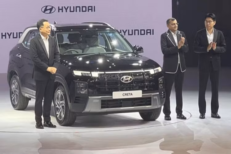 Nằm bên dưới nắp ca-pô của Hyundai Creta 2024 tại Ấn Độ là 3 tùy chọn động cơ. Trong đó, có một động cơ mới dùng chung với Hyundai Accent là máy xăng 4 xi-lanh, tăng áp, dung tích 1.5L, cho công suất tối đa 160 mã lực. Động cơ đi kèm với hộp số sàn hoặc hộp số tự động ly hợp kép 7 cấp.